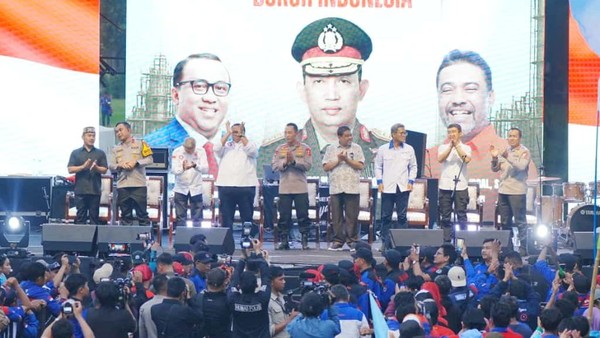 kapolri-jenderal-listyo-sigit-prabowo-menghadiri-apel-akbar-kebangsaan-buruh-indonesia-di-bekasi-jawa-barat-1760526986178_169