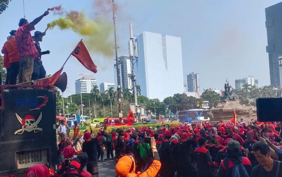 demo-ratusan-buruh-tuntut-ump-2024-naik-15-di-kawasan-patung-kuda-jakarta-3_169