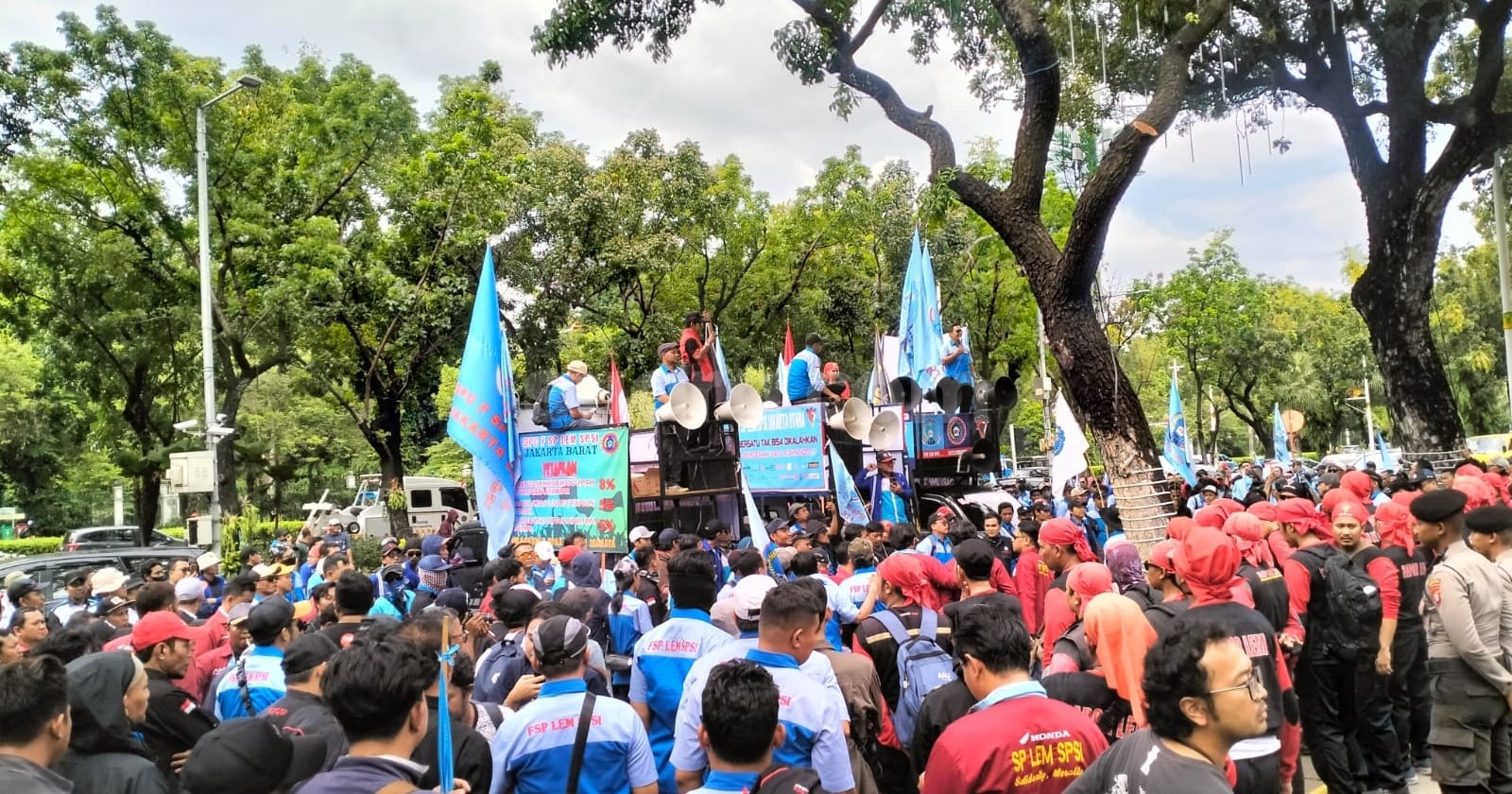 59924-minta-ump-dki-naik-jadi-rp-65-juta-buruh-geruduk-balai-kota-lagi